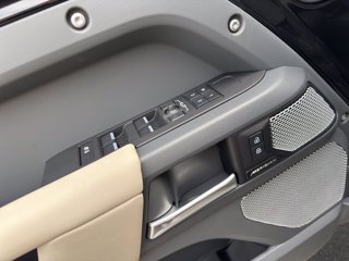 LAND ROVER Defender (2019) LAND ROVER 130 3.0D I6 300 CV AWD Auto Outbound