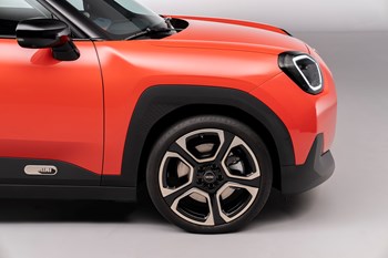 P90545642 Highres Mini Aceman Se 04 20